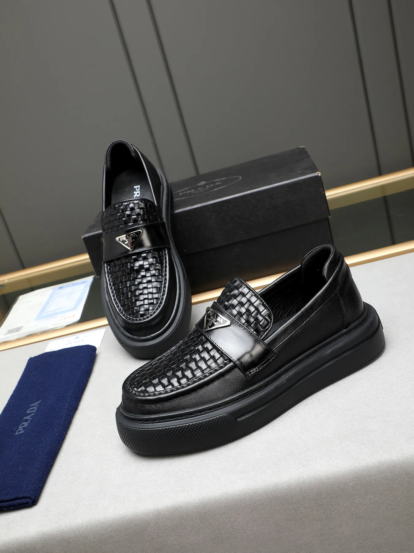 Men's Men's Shoes 💰500 Prada/Prada Men's new casual shoes, this upper is made of imported calfskin + sheep lining! The outsole is made of non-slip foam outsole, which feels good on your feet and is a fashionable and stylish item!  Size: 38-44 (45 customized)